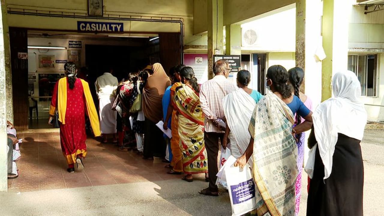 പനിച്ച് വിറച്ച് കേരളം, പനി കേസുകള്‍ പതിമൂവായിരം കടന്നു; ഇന്ന് നാല് പേര്‍ പനി ബാധിച്ച് മരിച്ചു