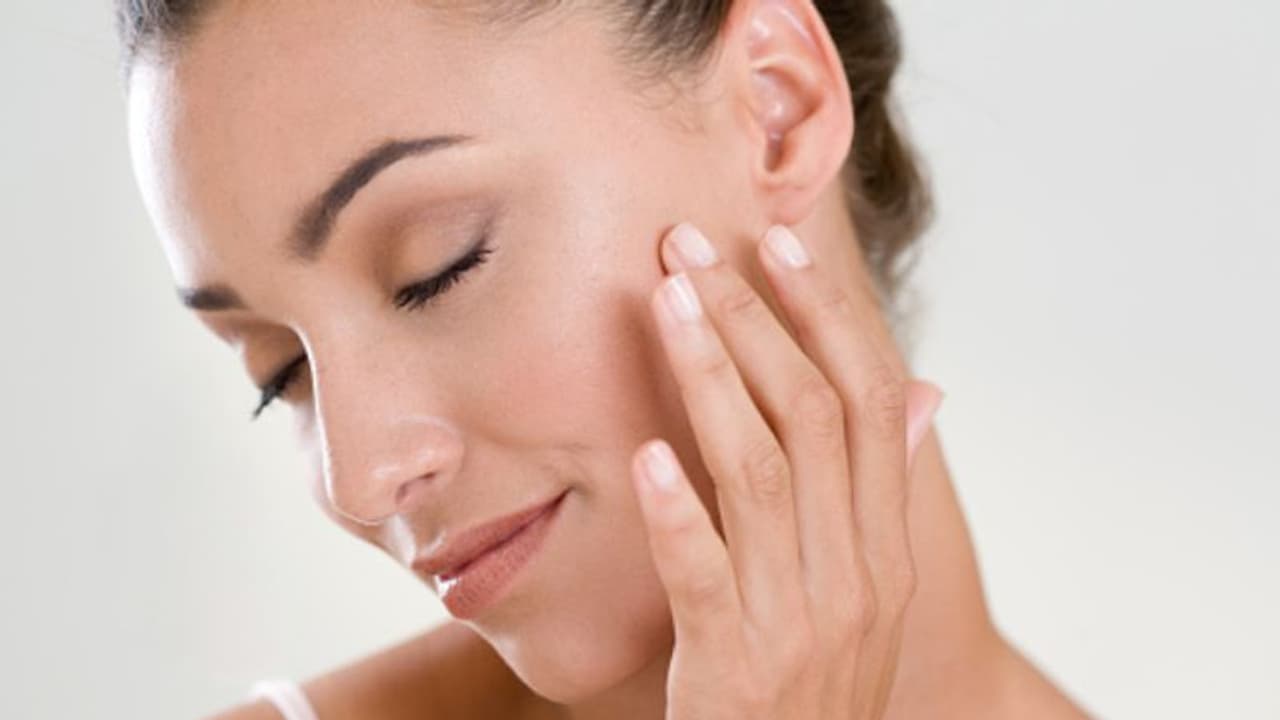 മുഖത്തെ പ്രായക്കൂടുതലിനെ ചെറുക്കാന് ഇവ പരീക്ഷിക്കാം... മുഖത്തെ പ്രായക്കൂടുതലിനെ ചെറുക്കാന് ഇവ പരീക്ഷിക്കാം...