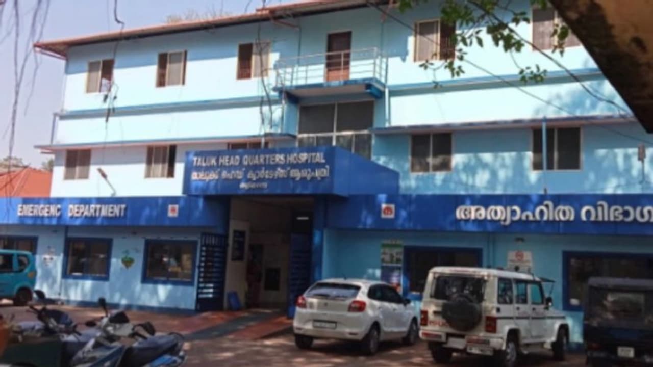 താലൂക്ക് ആശുപത്രി പേ വാർഡിൽ വിഷപ്പാമ്പ്; തളിപ്പറമ്പില് രോഗിക്ക് കൂട്ടിരിക്കാൻ വന്ന സ്ത്രീയെ കടിച്ചു താലൂക്ക് ആശുപത്രി പേ വാർഡിൽ വിഷപ്പാമ്പ്; തളിപ്പറമ്പില് രോഗിക്ക് കൂട്ടിരിക്കാൻ വന്ന സ്ത്രീയെ കടിച്ചു