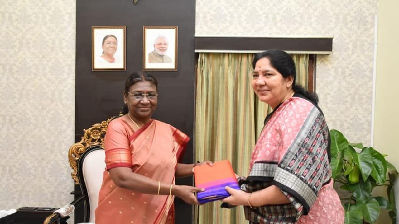 రాష్ట్రపతి ద్రౌపది ముర్ముకు మంత్రి సత్యవతి రాథోడ్ ప్రత్యేక బహుమతి రాష్ట్రపతి ద్రౌపది ముర్ముకు మంత్రి సత్యవతి రాథోడ్ ప్రత్యేక బహుమతి