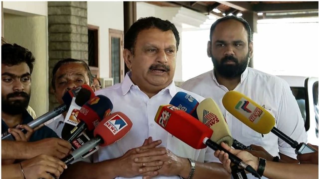 ഇപ്പോൾ പുറത്ത് വന്നത് പെയ്ഡ് സംരക്ഷകർ; വിദ്യയെ ഒളിപ്പിച്ചതിന് പിന്നിൽ സിപിഎമ്മിലെ ഉന്നത നേതാവ്: കെ മുരളീധരൻ