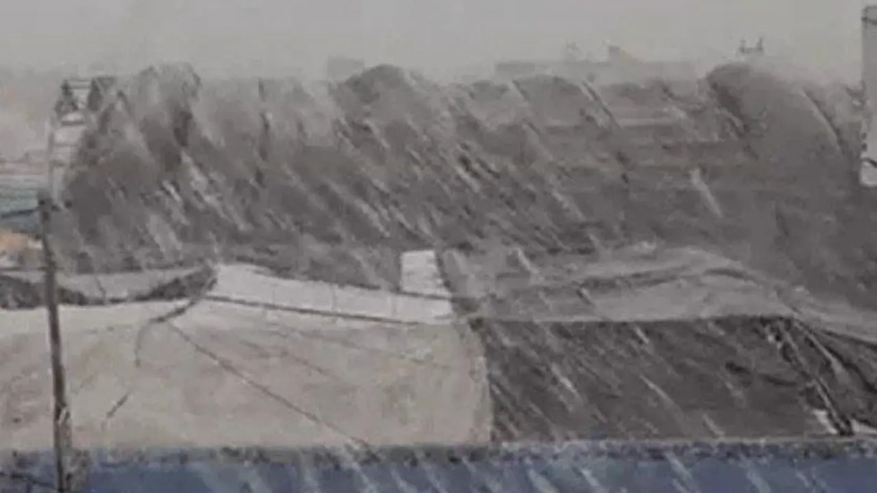 ಕರಾವಳಿ ಜಿಲ್ಲೆಗಳಲ್ಲಿ ಭಾರೀ ಮಳೆ: ವರುಣಾರ್ಭಟಕ್ಕೆ ಮೂವರು ಬಲಿ ಕರಾವಳಿ ಜಿಲ್ಲೆಗಳಲ್ಲಿ ಭಾರೀ ಮಳೆ: ವರುಣಾರ್ಭಟಕ್ಕೆ ಮೂವರು ಬಲಿ