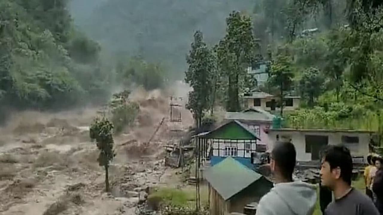 భారీ వర్షాలు: వరదలలో చిక్కుకున్న 3 వేల మంది పర్యాటకులు భారీ వర్షాలు: వరదలలో చిక్కుకున్న 3 వేల మంది పర్యాటకులు