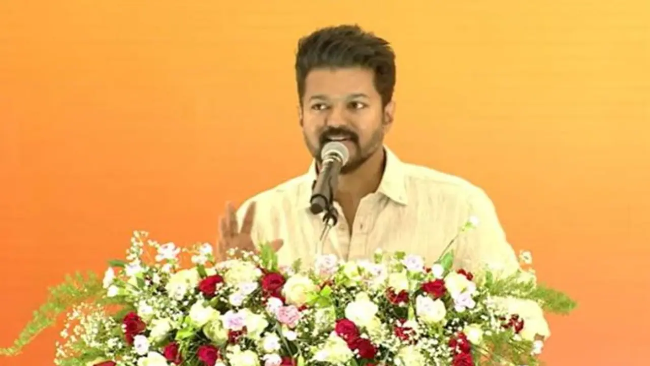 உங்க கைய வச்சு உங்க கண்ணை குதிக்காதீங்க! மாணவர்கள் மத்தியில் அரசியல் குறித்து விஜய் பரபரப்பு பேச்சு!