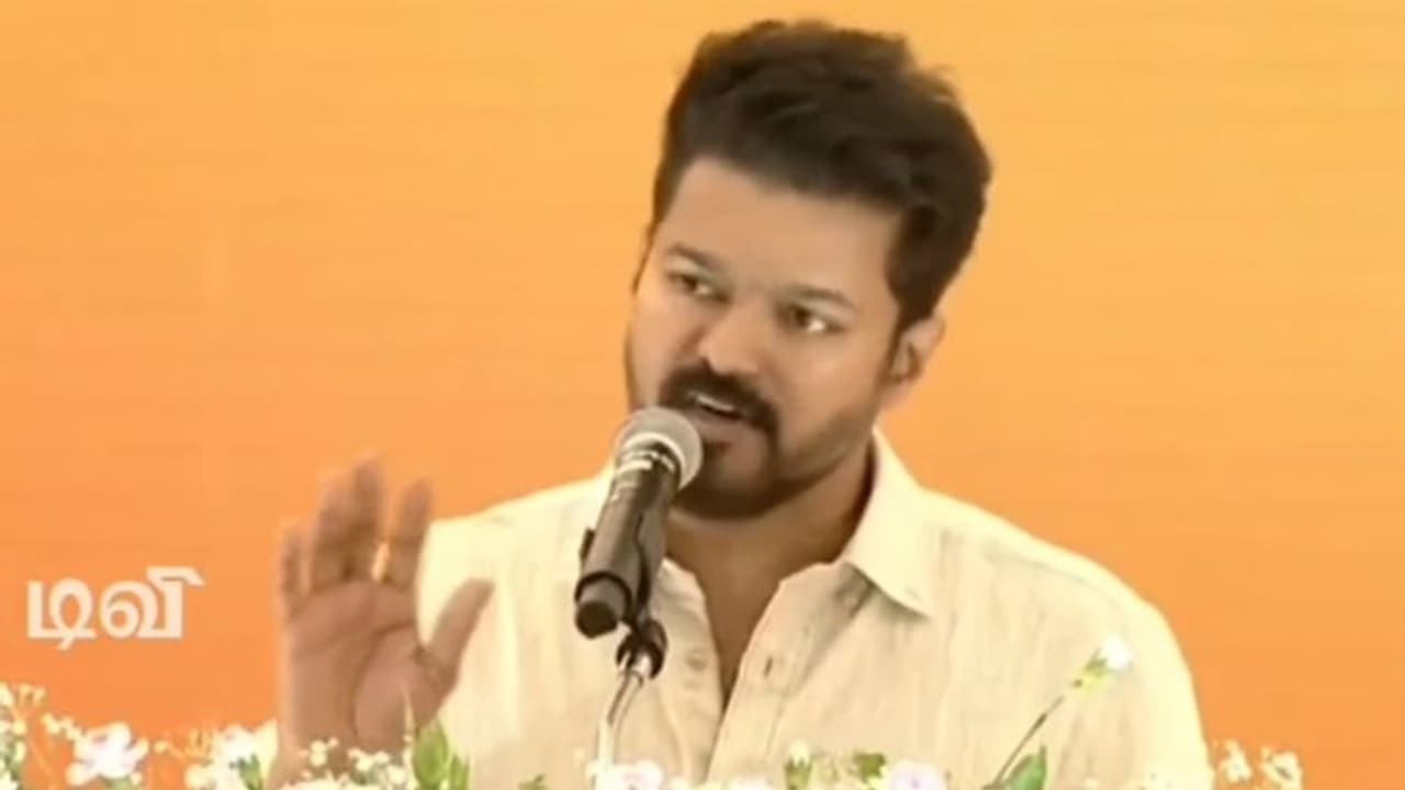 'കാശ് വാങ്ങി വോട്ട് കൊടുക്കുന്നത് നിര്‍ത്താന്‍ മാതാപിതാക്കളോട് പറയൂ'; വിദ്യാര്‍ഥികളെ അഭിസംബോധന ചെയ്‍ത് വിജയ്