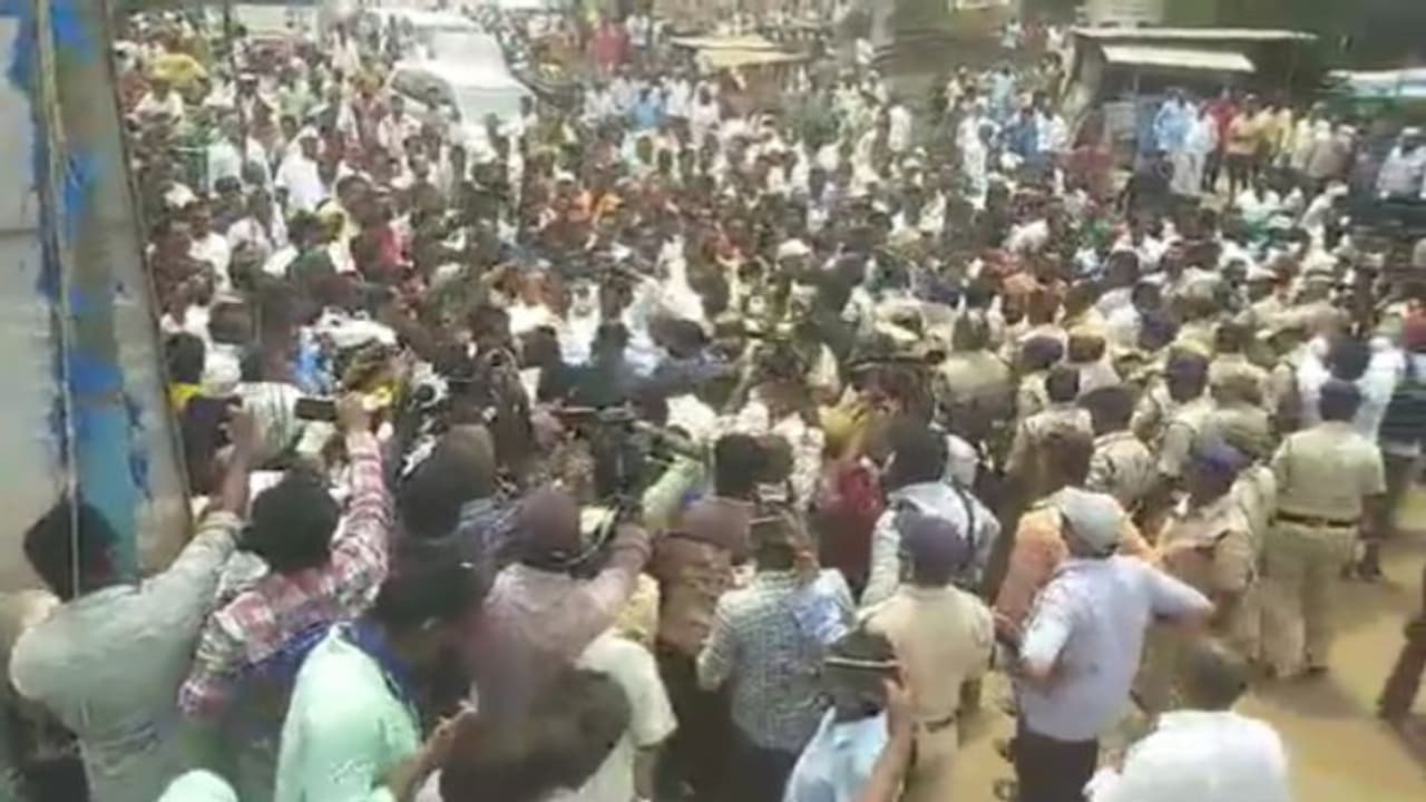 బాపట్ల జిల్లాలో బాలుడి సజీవ దహనం.. న్యాయం చేయాలని నిరసనలు.. వైసీపీ ఎంపీకి నిరసన సెగ.. తీవ్ర ఉద్రిక్తత.. బాపట్ల జిల్లాలో బాలుడి సజీవ దహనం.. న్యాయం చేయాలని నిరసనలు.. వైసీపీ ఎంపీకి నిరసన సెగ.. తీవ్ర ఉద్రిక్తత..