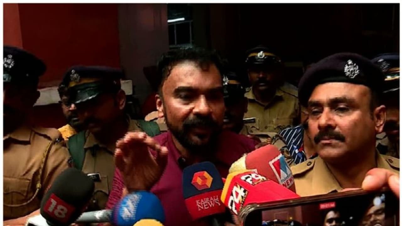 പുരാവസ്തു തട്ടിപ്പ് കേസ്; സിബിഐ അന്വേഷിക്കണം, കുടുക്കിയത് 3 ഉന്നത ഉദ്യോഗസ്ഥർ: മോൻസൺ മാവുങ്കൽ പുരാവസ്തു തട്ടിപ്പ് കേസ്; സിബിഐ അന്വേഷിക്കണം, കുടുക്കിയത് 3 ഉന്നത ഉദ്യോഗസ്ഥർ: മോൻസൺ മാവുങ്കൽ