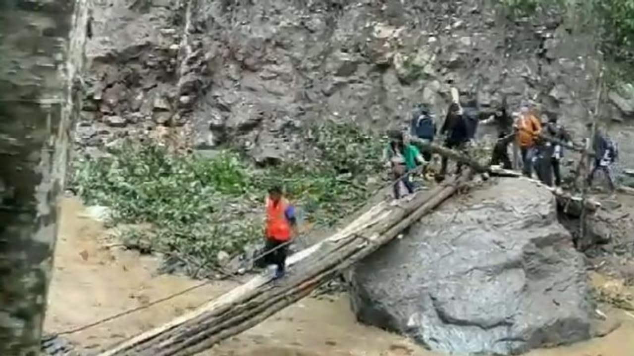 Indian Army rescues 3500 tourists stranded due to North Sikkim landslides (WATCH) Indian Army rescues 3500 tourists stranded due to North Sikkim landslides (WATCH)