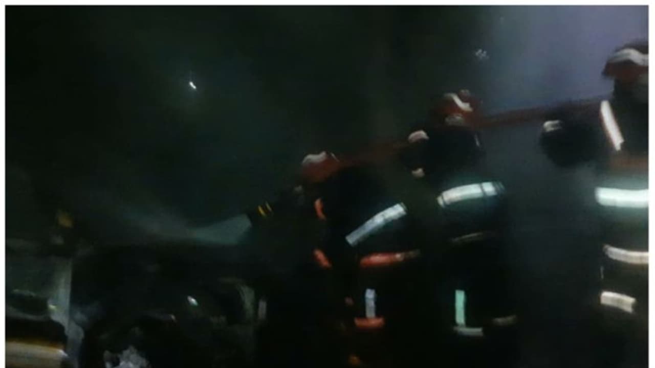 വീടിന് മുന്നിൽ പാർക്ക് ചെയ്ത കാ‍ര്‍ കത്തി നശിച്ചു, തീവെച്ചതെന്ന് സംശയം 