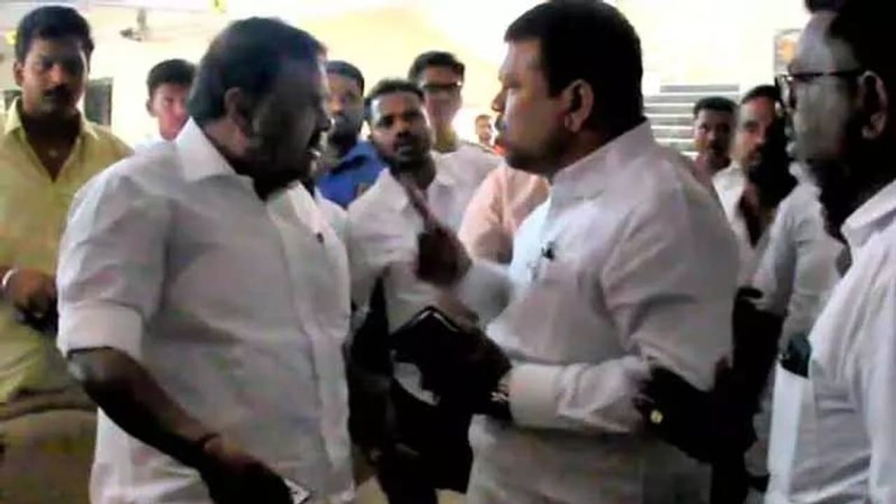திமுக எம்.பி அமைச்சர் இடையே மோதல்.. மாவட்ட ஆட்சியரை தள்ளிவிட்டதால் பரபரப்பு.. வைரல் வீடியோ திமுக எம்.பி அமைச்சர் இடையே மோதல்.. மாவட்ட ஆட்சியரை தள்ளிவிட்டதால் பரபரப்பு.. வைரல் வீடியோ