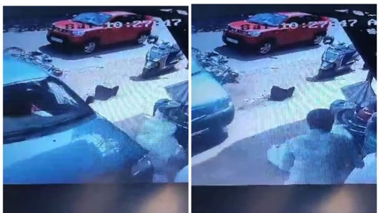 ഡ്രൈവിം​ഗ് പഠനത്തിനിടെ കാർ നിയന്ത്രണം വിട്ട് ബൈക്ക് യാത്രക്കാരനെ ഇടിച്ചു, പിന്നാലെ കടയിലേക്ക് പാഞ്ഞുകയറി 