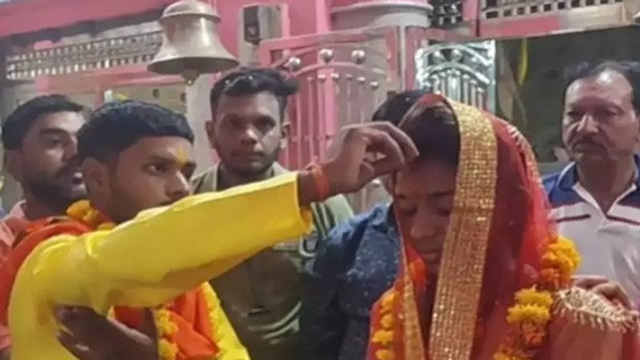 ಹಿಂದು ಹುಡುಗಿಯ ಪ್ರೀತಿಗಾಗಿ ಮುಸ್ಲಿಂ ಧರ್ಮವನ್ನೇ ಬಿಟ್ಟ ಪ್ರೇಮಿ!