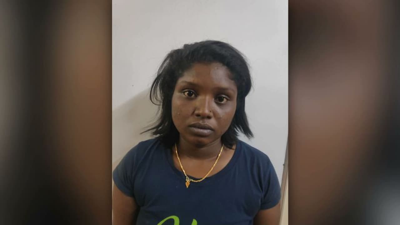 ആലപ്പുഴയിൽ ബൈക്കിലെത്തി മാല പൊട്ടിക്കാൻ ശ്രമിച്ച യുവതി പിടിയിൽ, ആൺസുഹൃത്ത് ഓടിരക്ഷപ്പെട്ടു ആലപ്പുഴയിൽ ബൈക്കിലെത്തി മാല പൊട്ടിക്കാൻ ശ്രമിച്ച യുവതി പിടിയിൽ, ആൺസുഹൃത്ത് ഓടിരക്ഷപ്പെട്ടു