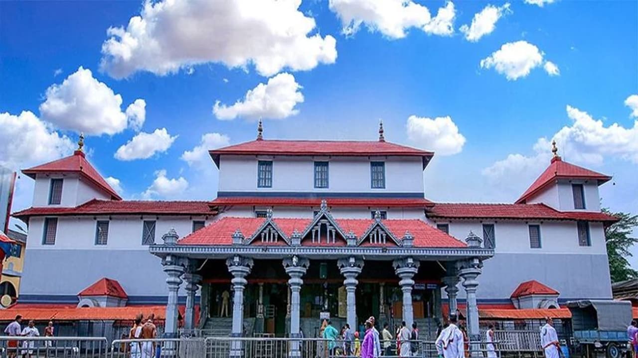 ಶಕ್ತಿ ಯೋಜನೆ: ಶ್ರೀ ಧರ್ಮಸ್ಥಳಕ್ಕೆ ಹರಿದು ಬರುತ್ತಿರುವ ಮಹಿಳಾ ಭಕ್ತರ ದಂಡು ಶಕ್ತಿ ಯೋಜನೆ: ಶ್ರೀ ಧರ್ಮಸ್ಥಳಕ್ಕೆ ಹರಿದು ಬರುತ್ತಿರುವ ಮಹಿಳಾ ಭಕ್ತರ ದಂಡು