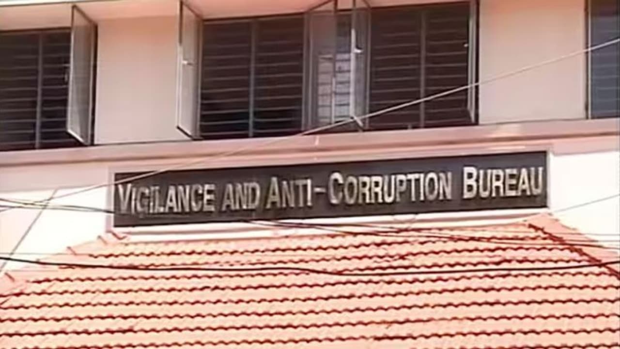 വീണ്ടും വിജിലൻസ് മിന്നൽ പരിശോധന, ഇത്തവണ തദ്ദേശ സ്ഥാപനങ്ങളിലെ എഞ്ചിനിയറിംഗ് വിഭാഗത്തിൽ വീണ്ടും വിജിലൻസ് മിന്നൽ പരിശോധന, ഇത്തവണ തദ്ദേശ സ്ഥാപനങ്ങളിലെ എഞ്ചിനിയറിംഗ് വിഭാഗത്തിൽ