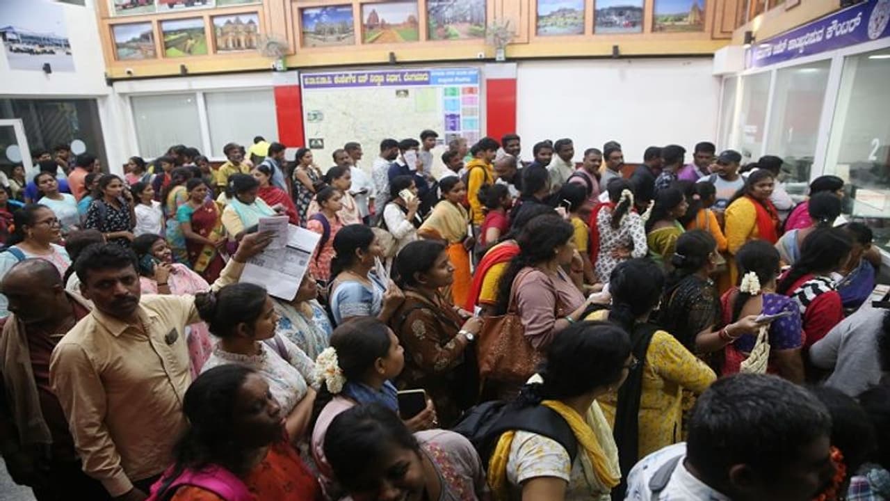 ಭಾನುವಾರವೂ ಮುಂದುವರಿದ ನಾರಿ 'ಶಕ್ತಿ' ಪ್ರದರ್ಶನ, ಭಕ್ತಿಯಿಂದ ದೇಗುಲಗಳ ದರ್ಶನ