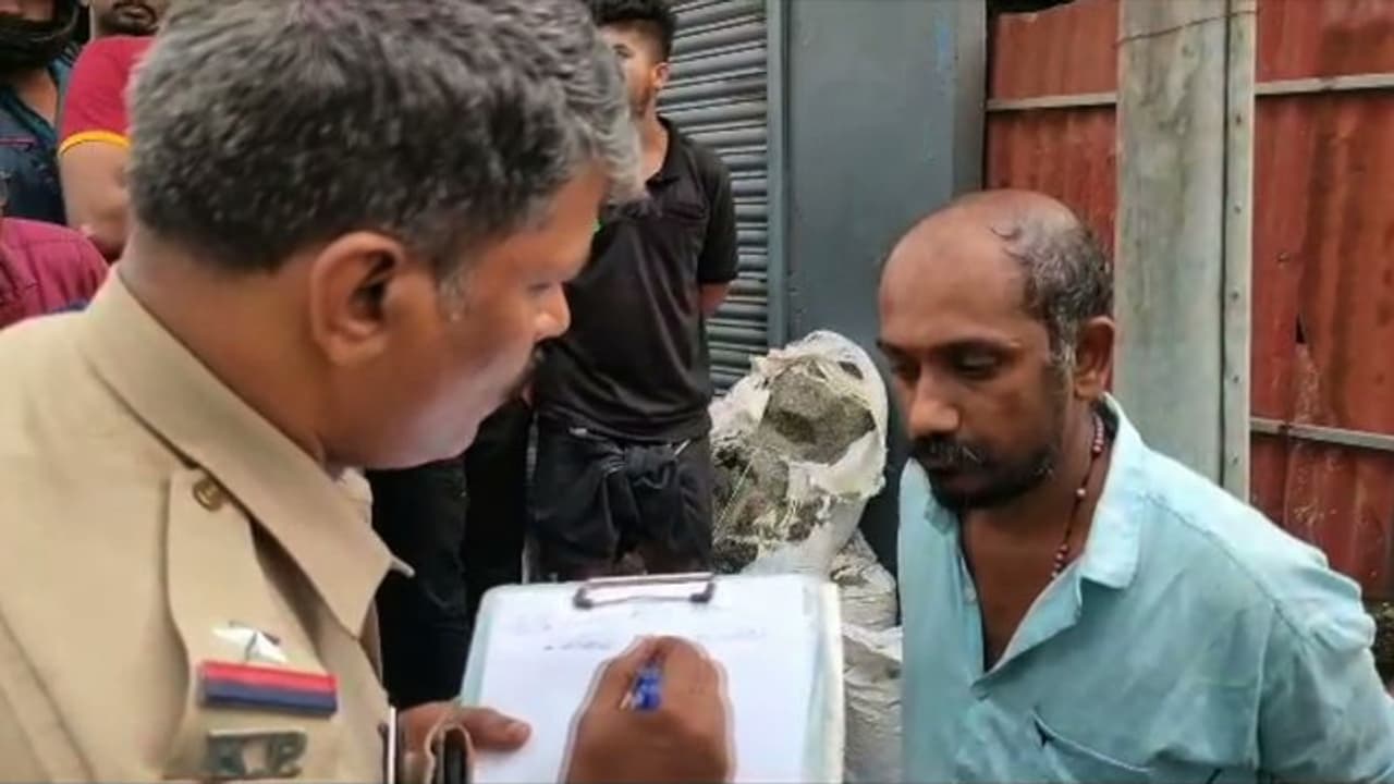 റമ്മി കളിച്ച് 50 ലക്ഷം കടം, പെട്രോളുമായി ബാങ്കിലെത്തിയത് കൊള്ളയടിച്ച് കടം തീർക്കാൻ, തൃശൂരിലെ പ്രതിയുടെ മൊഴി റമ്മി കളിച്ച് 50 ലക്ഷം കടം, പെട്രോളുമായി ബാങ്കിലെത്തിയത് കൊള്ളയടിച്ച് കടം തീർക്കാൻ, തൃശൂരിലെ പ്രതിയുടെ മൊഴി