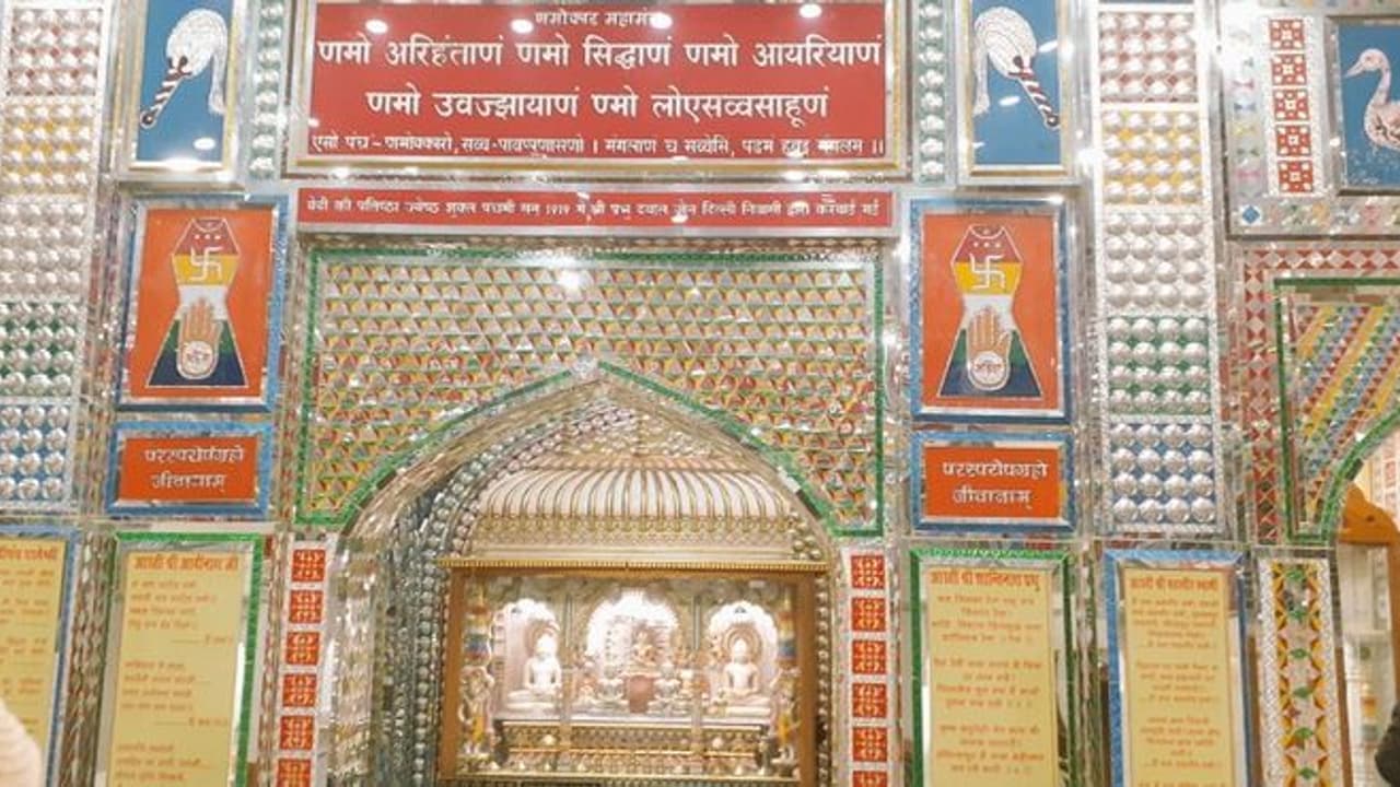 పొట్టి దుస్తులు ధరించి లోపలికి రావొద్దు.. అలా చేస్తే బయటి నుంచే నమస్కరించండి షిమ్లాలోని ప్రసిద్ధ జైన దేవాలయం పొట్టి దుస్తులు ధరించి లోపలికి రావొద్దు.. అలా చేస్తే బయటి నుంచే నమస్కరించండి షిమ్లాలోని ప్రసిద్ధ జైన దేవాలయం