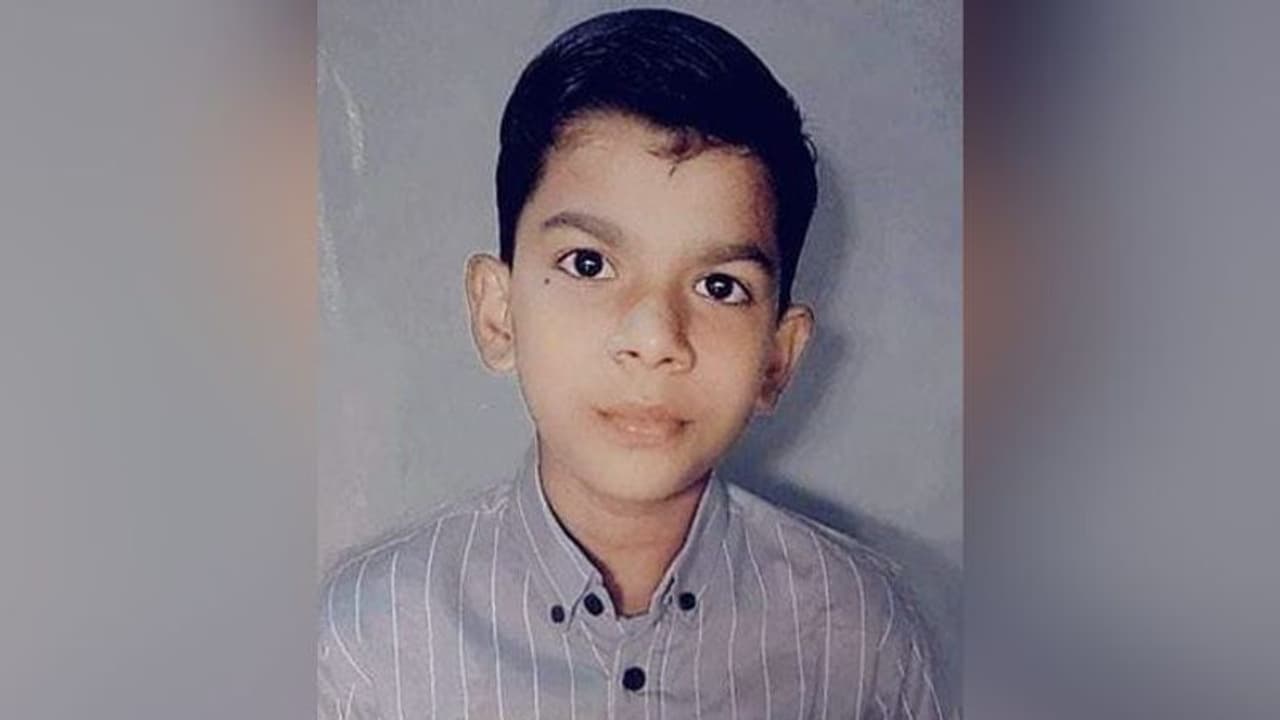 മദ്രസയിൽ നിന്ന് മടങ്ങിയ 13കാരൻ വീടിന് മുന്നിൽ വെച്ച് കാറിടിച്ചു മരിച്ചു മദ്രസയിൽ നിന്ന് മടങ്ങിയ 13കാരൻ വീടിന് മുന്നിൽ വെച്ച് കാറിടിച്ചു മരിച്ചു