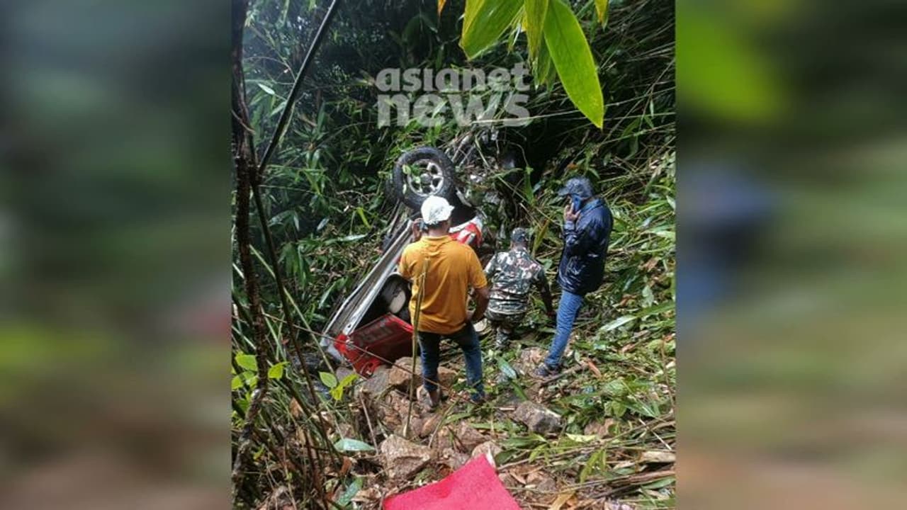 തിരുവനന്തപുരം പൊന്മുടിയിൽ കാർ കൊക്കയിലേക്ക് മറിഞ്ഞു, നാലംഗ സംഘം അപകടത്തിൽപ്പെട്ടു തിരുവനന്തപുരം പൊന്മുടിയിൽ കാർ കൊക്കയിലേക്ക് മറിഞ്ഞു, നാലംഗ സംഘം അപകടത്തിൽപ്പെട്ടു