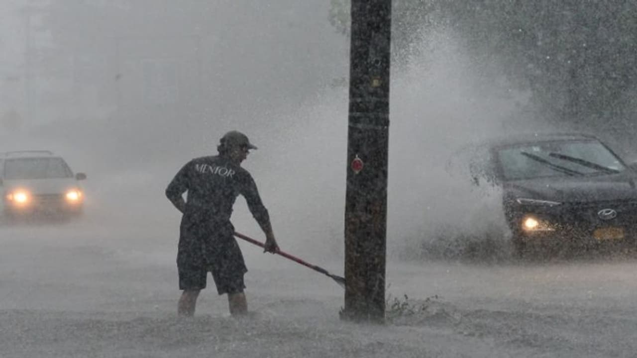 കാലവർഷം ശക്തം; കനത്ത മഴയും വെള്ളപ്പൊക്കവും, മലയിടിച്ചിലും മലവെള്ളപ്പാച്ചിലും; ദുരിതത്തിൽ വടക്ക് കിഴക്കൻ മേഖല കാലവർഷം ശക്തം; കനത്ത മഴയും വെള്ളപ്പൊക്കവും, മലയിടിച്ചിലും മലവെള്ളപ്പാച്ചിലും; ദുരിതത്തിൽ വടക്ക് കിഴക്കൻ മേഖല