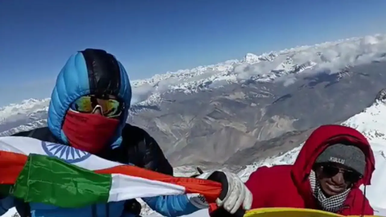 6,792 మీ. ఎత్తైన లియో పర్గిల్ పర్వతాన్ని అధిరోహించిన జాదవ్పూర్ యూనివర్సిటీ విద్యార్థులు.. (వీడియో) 6,792 మీ. ఎత్తైన లియో పర్గిల్ పర్వతాన్ని అధిరోహించిన జాదవ్పూర్ యూనివర్సిటీ విద్యార్థులు.. (వీడియో)