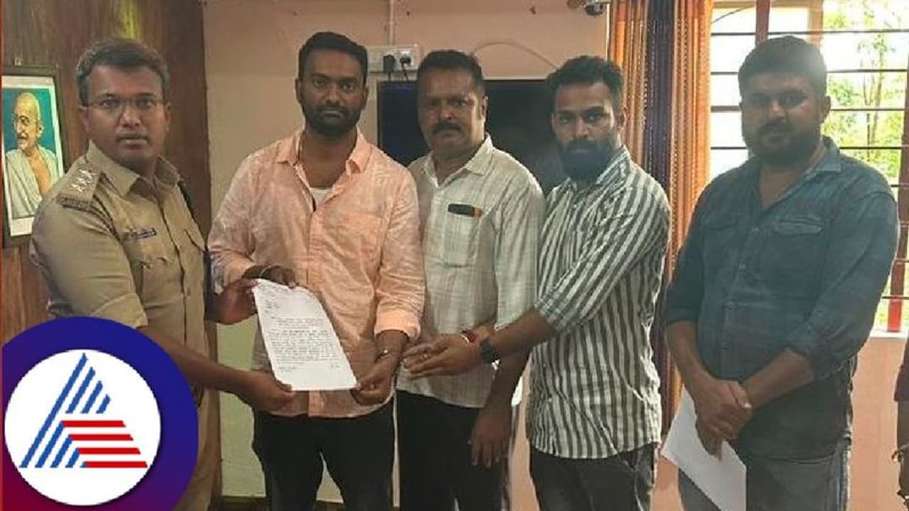 ವಿದ್ಯಾರ್ಥಿನಿಯರ ಅಶ್ಲೀಲ ಚಿತ್ರಗಳು ವೈರಲ್: ಎಬಿವಿಪಿ ಅಧ್ಯಕ್ಷ ವಿರುದ್ಧ ಕಾನೂನು ಕ್ರಮಕ್ಕೆ ಒತ್ತಾಯ ವಿದ್ಯಾರ್ಥಿನಿಯರ ಅಶ್ಲೀಲ ಚಿತ್ರಗಳು ವೈರಲ್: ಎಬಿವಿಪಿ ಅಧ್ಯಕ್ಷ ವಿರುದ್ಧ ಕಾನೂನು ಕ್ರಮಕ್ಕೆ ಒತ್ತಾಯ