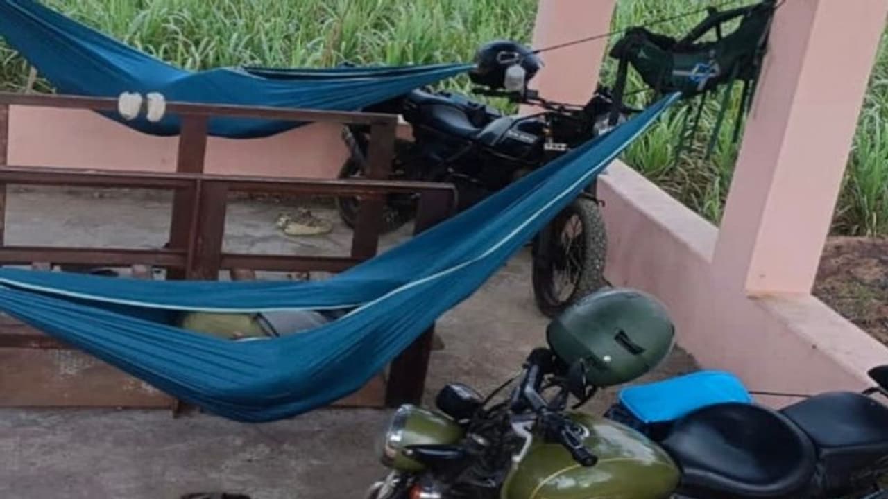 ಬೆಳಗಾವಿ: ಸ್ಮಶಾನದ ಪಕ್ಕದಲ್ಲೇ ಮಲಗಿದ ವಿದೇಶಿಗರು..! ಬೆಳಗಾವಿ: ಸ್ಮಶಾನದ ಪಕ್ಕದಲ್ಲೇ ಮಲಗಿದ ವಿದೇಶಿಗರು..!