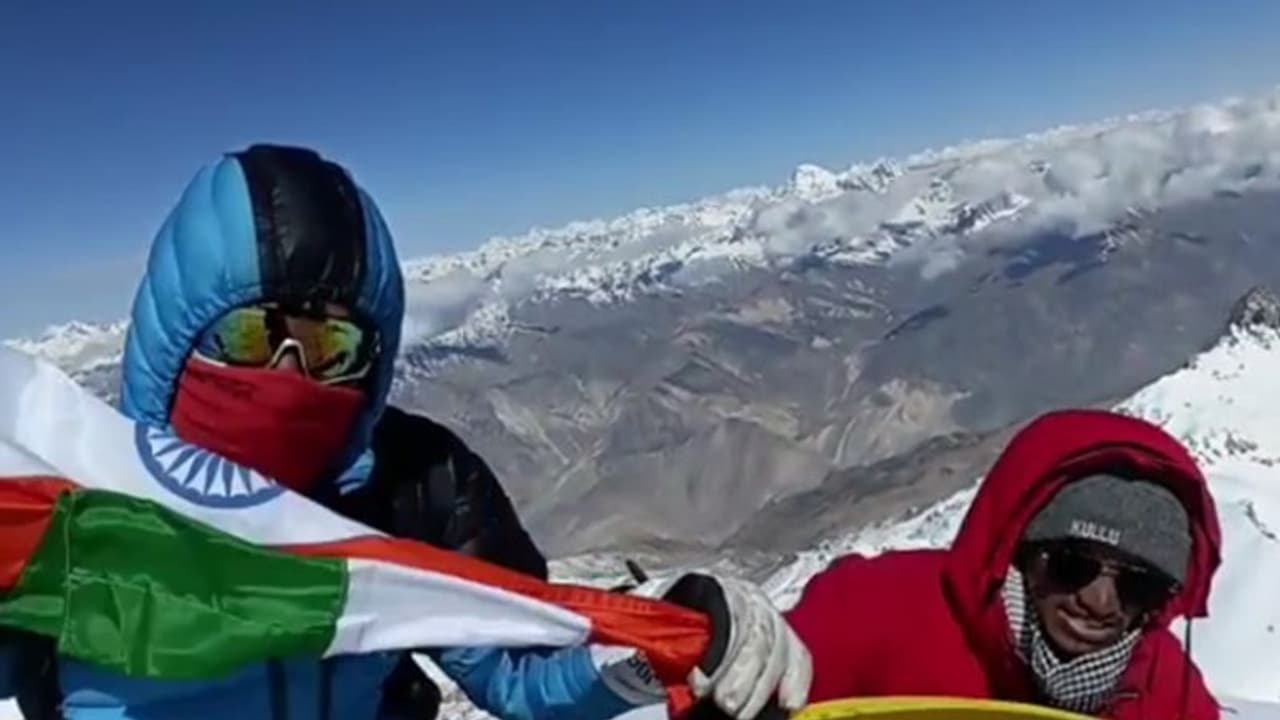 லியோபுர்கில் மலையில் ஏறி ஜாதவ்பூர் பல்கலைக்கழக மாணவர்கள் சாதனை!