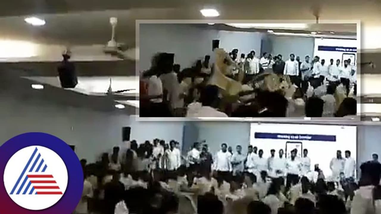 ‘ಕುರ್ಚಿ’ಗಾಗಿ ಕುರ್ಚಿಯಲ್ಲೇ ಕಿತ್ತಾಡಿದ ಯುವ ಕಾಂಗ್ರೆಸ್ ಕಾರ್ಯಕರ್ತರು: ವಿಡಿಯೋ ವೈರಲ್ ‘ಕುರ್ಚಿ’ಗಾಗಿ ಕುರ್ಚಿಯಲ್ಲೇ ಕಿತ್ತಾಡಿದ ಯುವ ಕಾಂಗ್ರೆಸ್ ಕಾರ್ಯಕರ್ತರು: ವಿಡಿಯೋ ವೈರಲ್