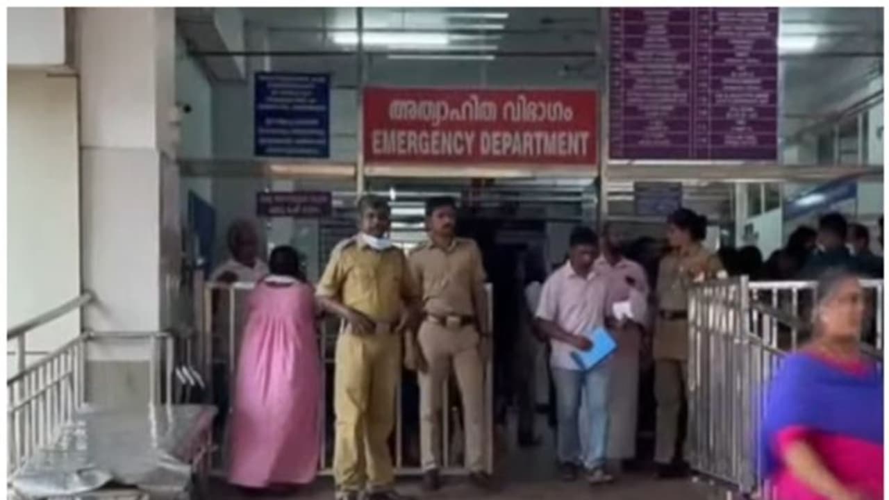 പരിക്കേറ്റ് വഴിയിൽ കണ്ട്, പൊലീസ് ആശുപത്രിയിലെത്തിച്ച രോ​ഗി ഡോക്ടർമാരെ അസഭ്യം പറഞ്ഞതായി പരാതി