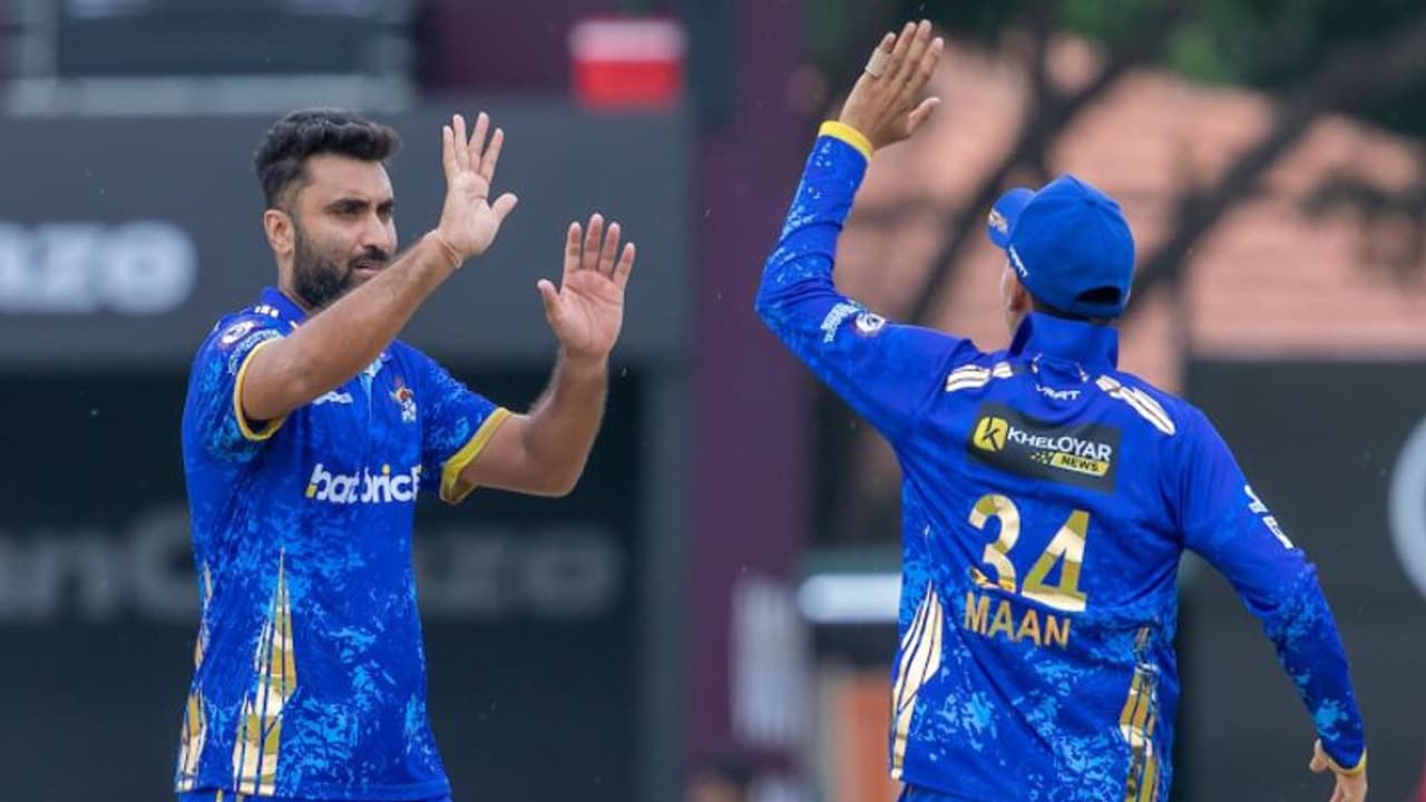 ஒரு பந்துக்கு 18 ரன்கள், ஒரு போட்டியில் 4 ஓவர்களில் ஒரு மெய்டன் 3 விக்கெட், 9 ரன் கொடுத்த அபிஷேக் தன்வர்!