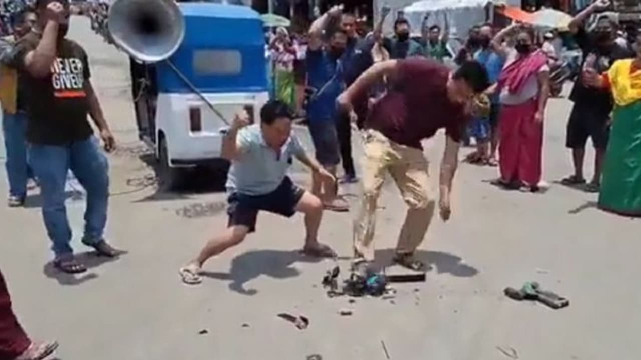 ரேடியோவை உடைத்து, எரித்து பிரதமர் மோடியின் உரையைப் புறக்கணித்த மணிப்பூர் மக்கள்! ரேடியோவை உடைத்து, எரித்து பிரதமர் மோடியின் உரையைப் புறக்கணித்த மணிப்பூர் மக்கள்!