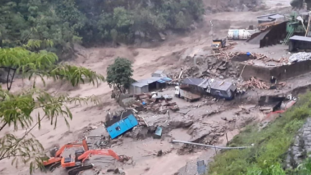 சிக்கிம் மேக வெடிப்பு: தீஸ்டா ஆற்றில் பெருக்கெடுத்த வெள்ளத்தில் சிக்கி 23 ராணுவ வீரர்கள் மாயம் சிக்கிம் மேக வெடிப்பு: தீஸ்டா ஆற்றில் பெருக்கெடுத்த வெள்ளத்தில் சிக்கி 23 ராணுவ வீரர்கள் மாயம்