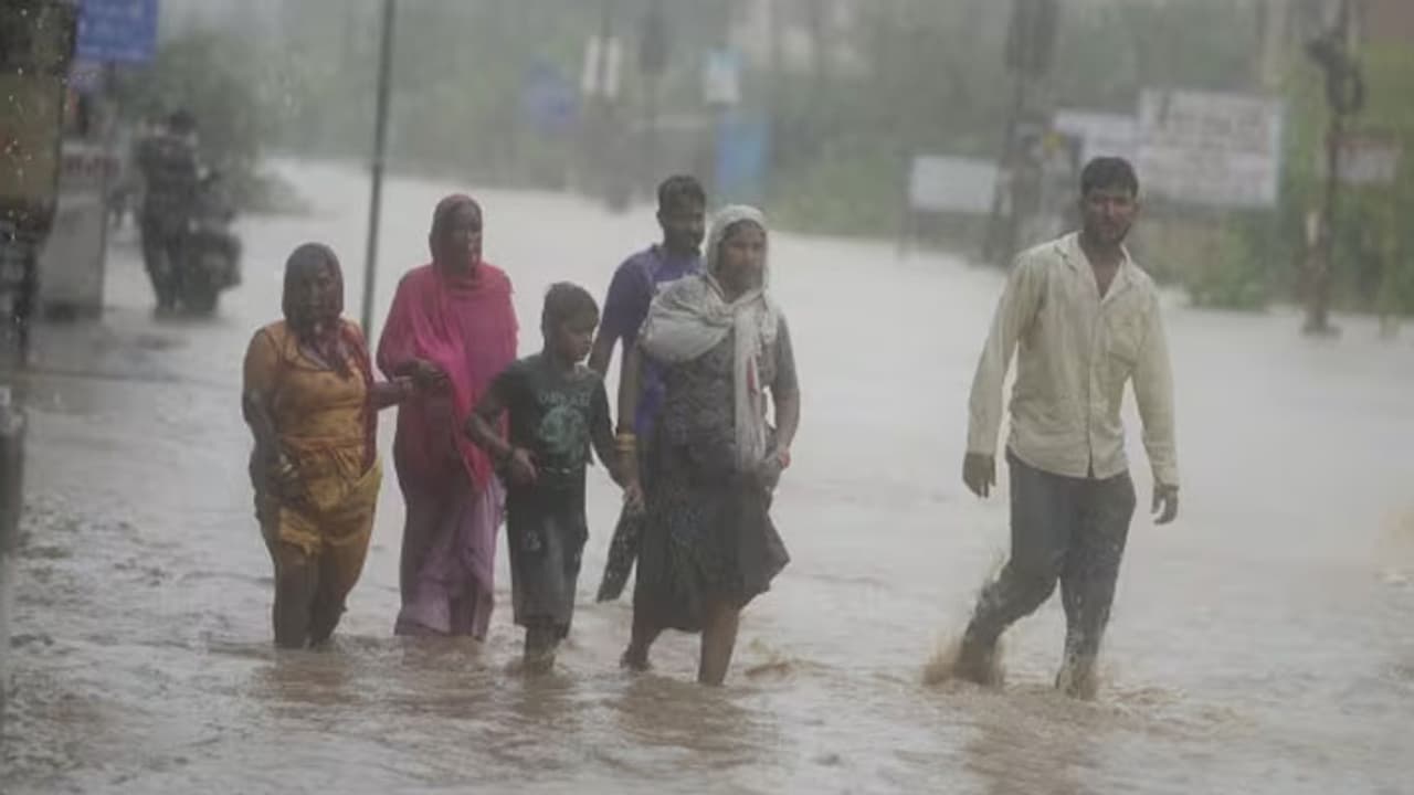 பேரழிவை ஏற்படுத்திய பிபர்ஜாய் புயல்.. ராஜஸ்தானில் 8 பேர் உயிரிழப்பு, 17,000 பேர் இடம்பெயர்ந்தனர்..