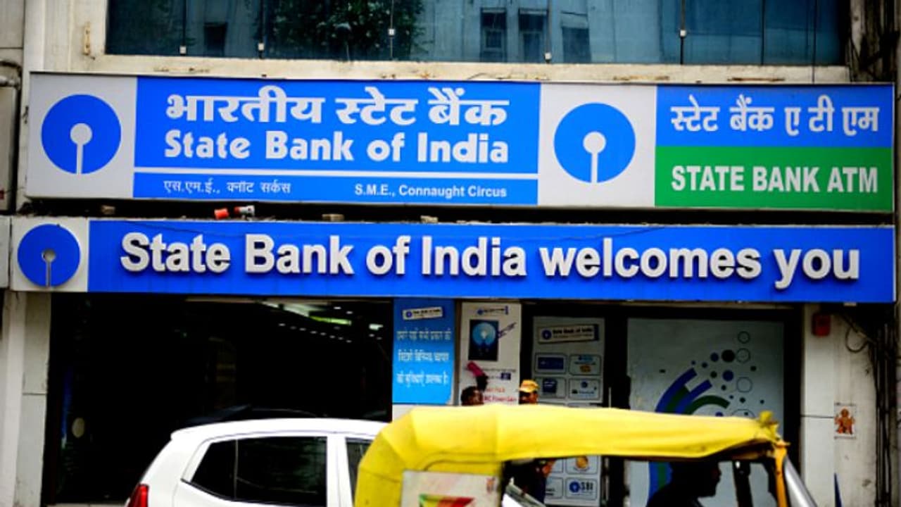 ബാങ്ക് ലോക്കർ ആവശ്യമുണ്ടോ? ബ്രാഞ്ച് സന്ദർശിക്കാൻ ആവശ്യപ്പെട്ട് എസ്ബിഐ; പുതിയ നിരക്കുകൾ ഇതാണ് ബാങ്ക് ലോക്കർ ആവശ്യമുണ്ടോ? ബ്രാഞ്ച് സന്ദർശിക്കാൻ ആവശ്യപ്പെട്ട് എസ്ബിഐ; പുതിയ നിരക്കുകൾ ഇതാണ്