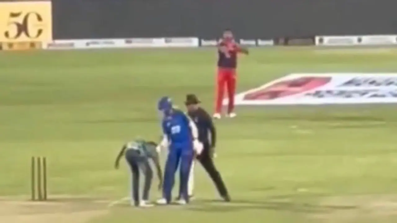 ருதுராஜ் கெய்க்வாட் காலில் விழுந்து வணங்கிய ரசிகர்!