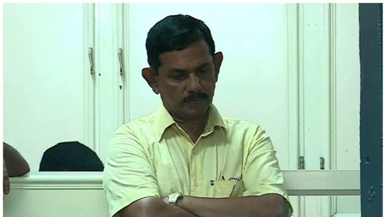 സർവേ നമ്പരിലെ തെറ്റു തിരുത്താൻ കൈക്കൂലി; മുൻ വില്ലേജ് അസിസ്റ്റന്റിന് 2 വർഷം തടവും 50000 രൂപ പിഴയും സർവേ നമ്പരിലെ തെറ്റു തിരുത്താൻ കൈക്കൂലി; മുൻ വില്ലേജ് അസിസ്റ്റന്റിന് 2 വർഷം തടവും 50000 രൂപ പിഴയും