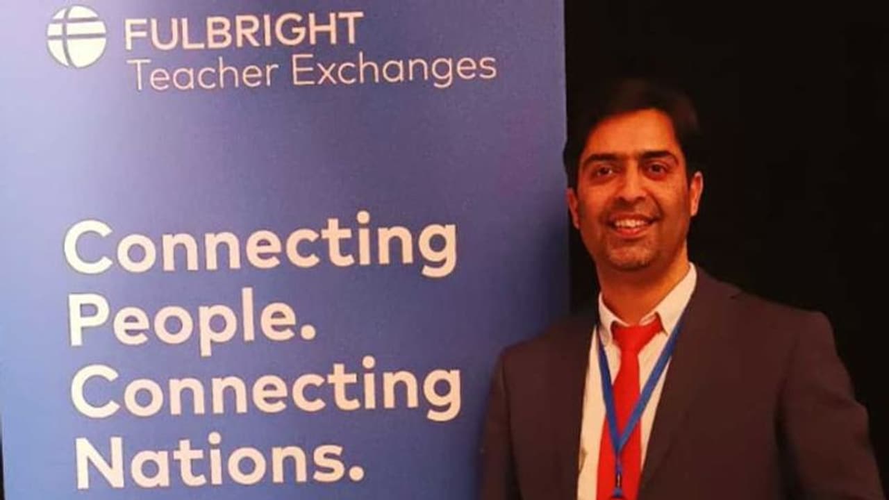 ஆசிரியர்கள் வெறுமனே பயிற்றுவிப்பாளர்களாக அன்றி, வித்வானாக மாற வேண்டும் என்கிறார் ஃபுல்பிரைட் ரமீஸ் சுதன்! ஆசிரியர்கள் வெறுமனே பயிற்றுவிப்பாளர்களாக அன்றி, வித்வானாக மாற வேண்டும் என்கிறார் ஃபுல்பிரைட் ரமீஸ் சுதன்!