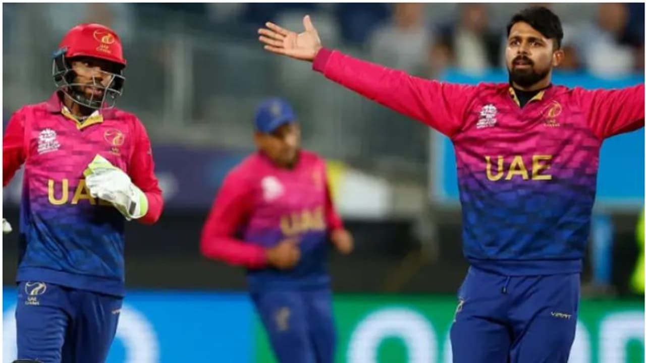 ബൗളിംഗില് തിളങ്ങി യുഎഇയുടെ കോഴിക്കോട്ടുകാരന് ബാസില് ഹമീദ്; കൂറ്റന് സ്കോര് അടിച്ചെടുത്ത് ശ്രീലങ്ക ബൗളിംഗില് തിളങ്ങി യുഎഇയുടെ കോഴിക്കോട്ടുകാരന് ബാസില് ഹമീദ്; കൂറ്റന് സ്കോര് അടിച്ചെടുത്ത് ശ്രീലങ്ക