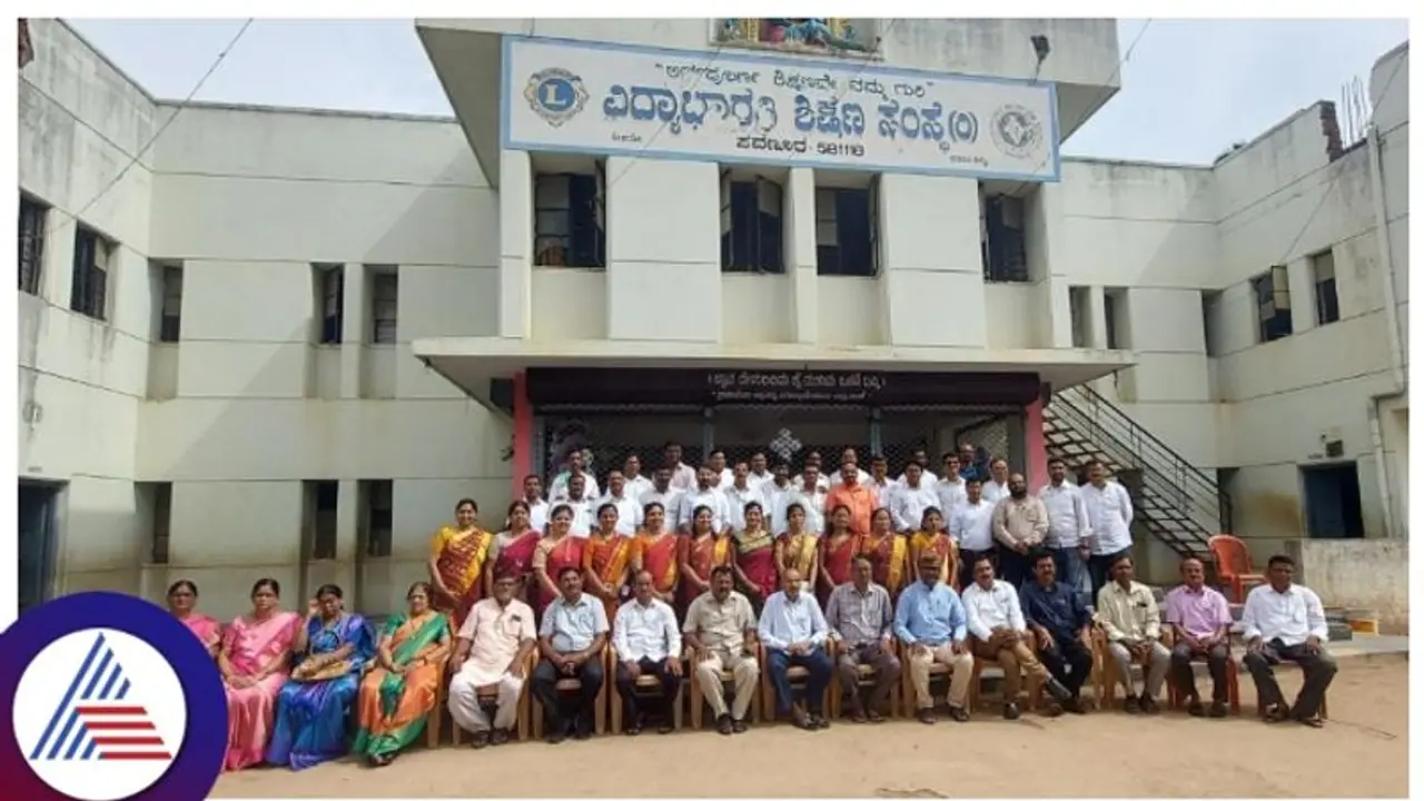 ಸವಣೂರು: ಎಸ್ಸೆಸ್ಸೆಲ್ಸಿ 98ನೇ ಬ್ಯಾಚಿನ ವಿದ್ಯಾರ್ಥಿಗಳಿಂದ ಗುರುವಂದನೆ, ಶಿಕ್ಷಕರಿಗೆ ನೆನಪಿನ ಕಾಣಿಕೆ ಸವಣೂರು: ಎಸ್ಸೆಸ್ಸೆಲ್ಸಿ 98ನೇ ಬ್ಯಾಚಿನ ವಿದ್ಯಾರ್ಥಿಗಳಿಂದ ಗುರುವಂದನೆ, ಶಿಕ್ಷಕರಿಗೆ ನೆನಪಿನ ಕಾಣಿಕೆ