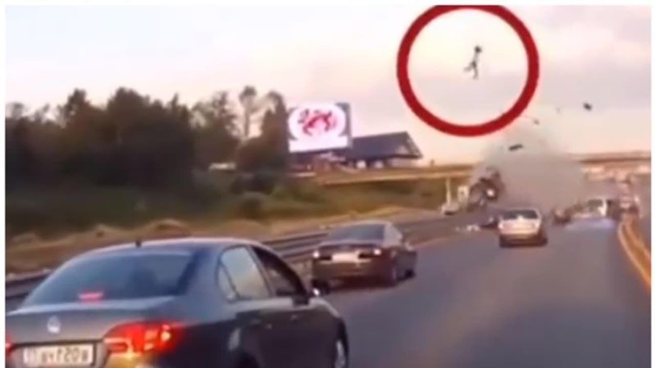 അതിവേഗ ഹൈവേയില് കാറുകള് കൂട്ടിയിടിച്ചു; യാത്രക്കാരന് തെറിച്ചത് 20 അടി ഉയരത്തിലേക്ക്! അതിവേഗ ഹൈവേയില് കാറുകള് കൂട്ടിയിടിച്ചു; യാത്രക്കാരന് തെറിച്ചത് 20 അടി ഉയരത്തിലേക്ക്!