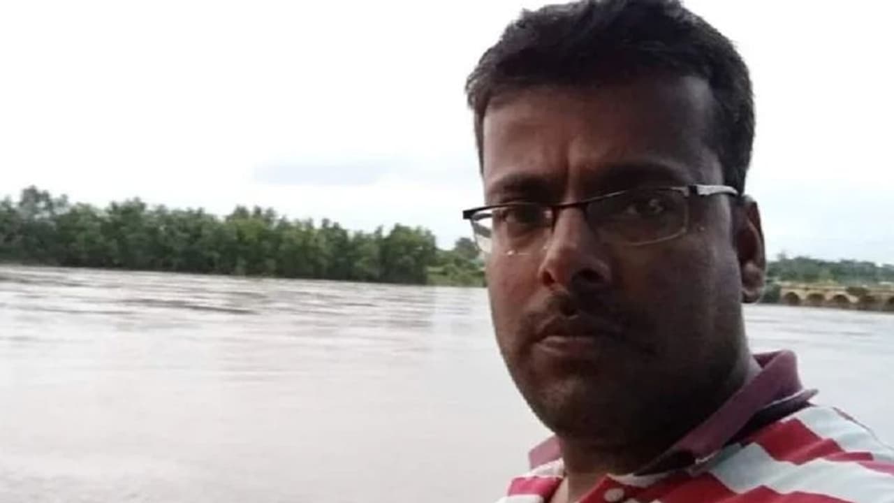 Hassan: ಗ್ರಾಹಕರ ಗಿರವಿ ಚಿನ್ನ ಎಗರಿಸಿ ನಕಲಿ ಚಿನ್ನ ತಂದಿಟ್ಟು 1 ಕೋಟಿ ರೂ. ವಂಚಿಸಿದ ಬ್ಯಾಂಕ್ ನೌಕರನ ಬಂಧನ Hassan: ಗ್ರಾಹಕರ ಗಿರವಿ ಚಿನ್ನ ಎಗರಿಸಿ ನಕಲಿ ಚಿನ್ನ ತಂದಿಟ್ಟು 1 ಕೋಟಿ ರೂ. ವಂಚಿಸಿದ ಬ್ಯಾಂಕ್ ನೌಕರನ ಬಂಧನ