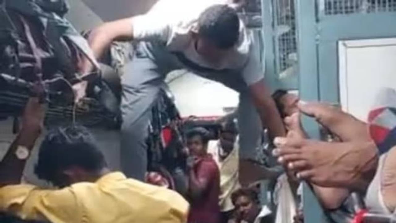 Viral video : കാല് കുത്താൻ പോലും ഇടമില്ല, ട്രെയിനിൽ ടോയ്ലെറ്റിലേക്ക് യുവാവിന്റെ സാഹസികയാത്ര Viral video : കാല് കുത്താൻ പോലും ഇടമില്ല, ട്രെയിനിൽ ടോയ്ലെറ്റിലേക്ക് യുവാവിന്റെ സാഹസികയാത്ര