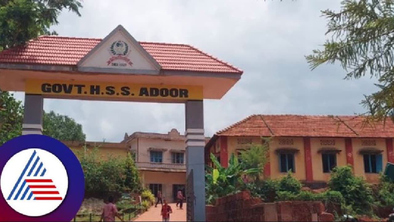 ಗಡಿನಾಡು ಸರ್ಕಾರಿ ಶಾಲೆಗೆ ಮತ್ತೆ ಆಪತ್ತು; ಕನ್ನಡದ ಗಂಧಗಾಳಿ ಗೊತ್ತಿಲ್ಲದ ಮಲಯಾಳಂ ಶಿಕ್ಷಕಿ ನೇಮಿಸಿದ ಕೇರಳ! ಗಡಿನಾಡು ಸರ್ಕಾರಿ ಶಾಲೆಗೆ ಮತ್ತೆ ಆಪತ್ತು; ಕನ್ನಡದ ಗಂಧಗಾಳಿ ಗೊತ್ತಿಲ್ಲದ ಮಲಯಾಳಂ ಶಿಕ್ಷಕಿ ನೇಮಿಸಿದ ಕೇರಳ!