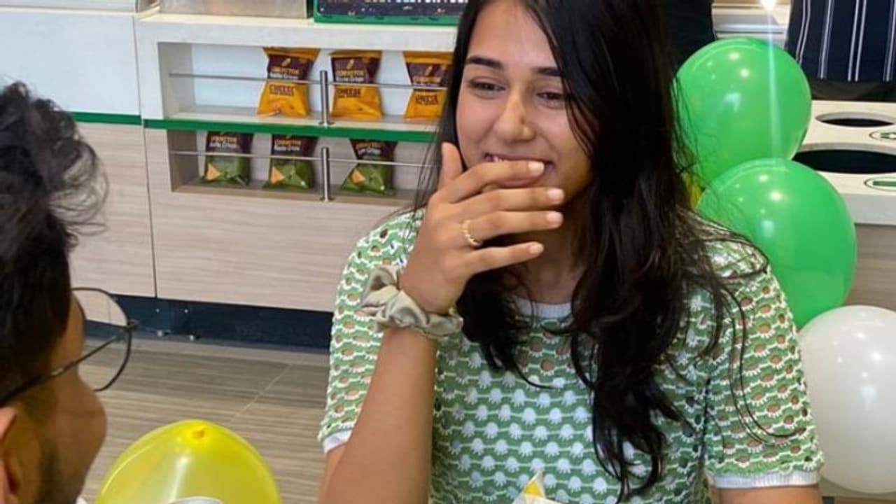 വഴക്കിന് ശേഷം ഇണങ്ങിയതിനെ കുറിച്ച് ട്വീറ്റ്; സംഭവം വൈറലായതോടെ കമിതാക്കള്‍ക്ക് 'സര്‍പ്രൈസ്' സമ്മാനം