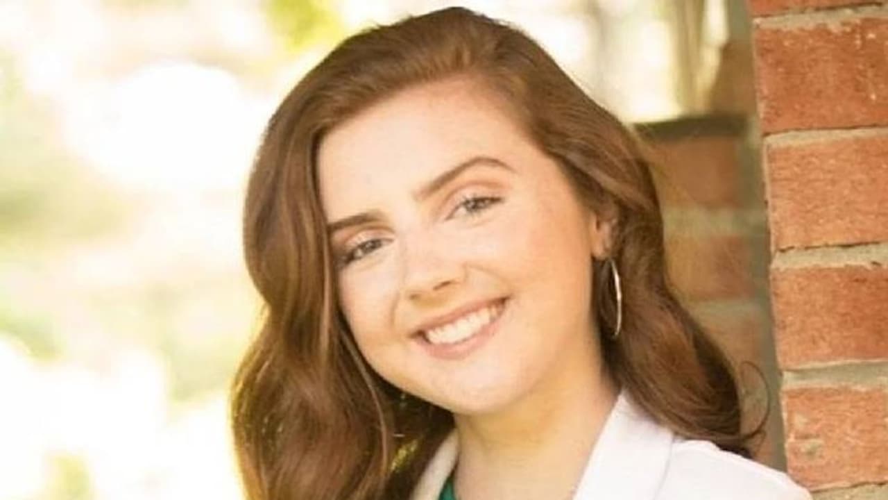 വാടകവീടിന്റെ പണം ലാഭിക്കാൻ വിമാനത്തിൽ ജോലിക്ക് പോയി വന്ന് 21 കാരി വാടകവീടിന്റെ പണം ലാഭിക്കാൻ വിമാനത്തിൽ ജോലിക്ക് പോയി വന്ന് 21 കാരി