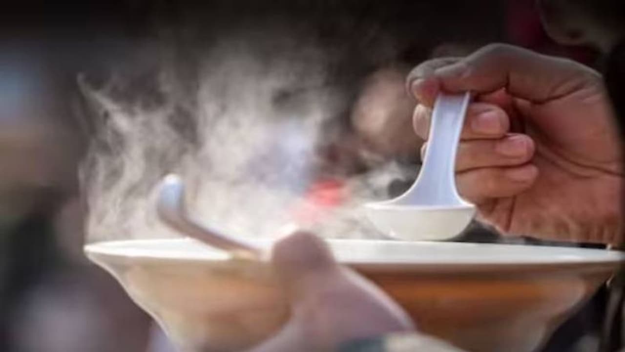 വസ്ത്രത്തിന് ഇറക്കം കുറവ്; അമ്മായിഅച്ഛൻ മരുമകളുടെ ദേഹത്ത് ചൂട് സൂപ്പ് ഒഴിച്ചു വസ്ത്രത്തിന് ഇറക്കം കുറവ്; അമ്മായിഅച്ഛൻ മരുമകളുടെ ദേഹത്ത് ചൂട് സൂപ്പ് ഒഴിച്ചു