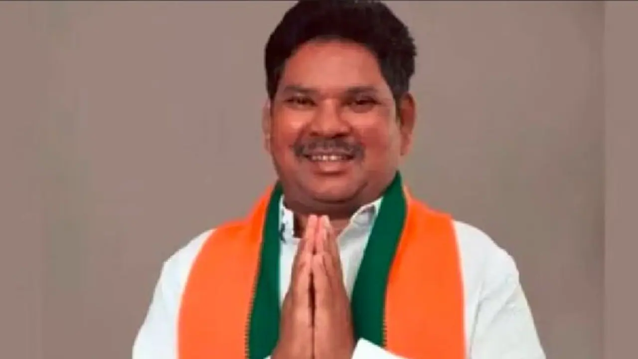 ಸಂಸದರ ನಿಧಿ ಬಳಸಿ ಮನೆ ಕಟ್ಟಿದೆ ಮಗನಿಗೆ ಮದ್ವೆ ಮಾಡಿದೆ ಎಂದ ಸಂಸದ: ವೀಡಿಯೋ ವೈರಲ್ ಸಂಸದರ ನಿಧಿ ಬಳಸಿ ಮನೆ ಕಟ್ಟಿದೆ ಮಗನಿಗೆ ಮದ್ವೆ ಮಾಡಿದೆ ಎಂದ ಸಂಸದ: ವೀಡಿಯೋ ವೈರಲ್