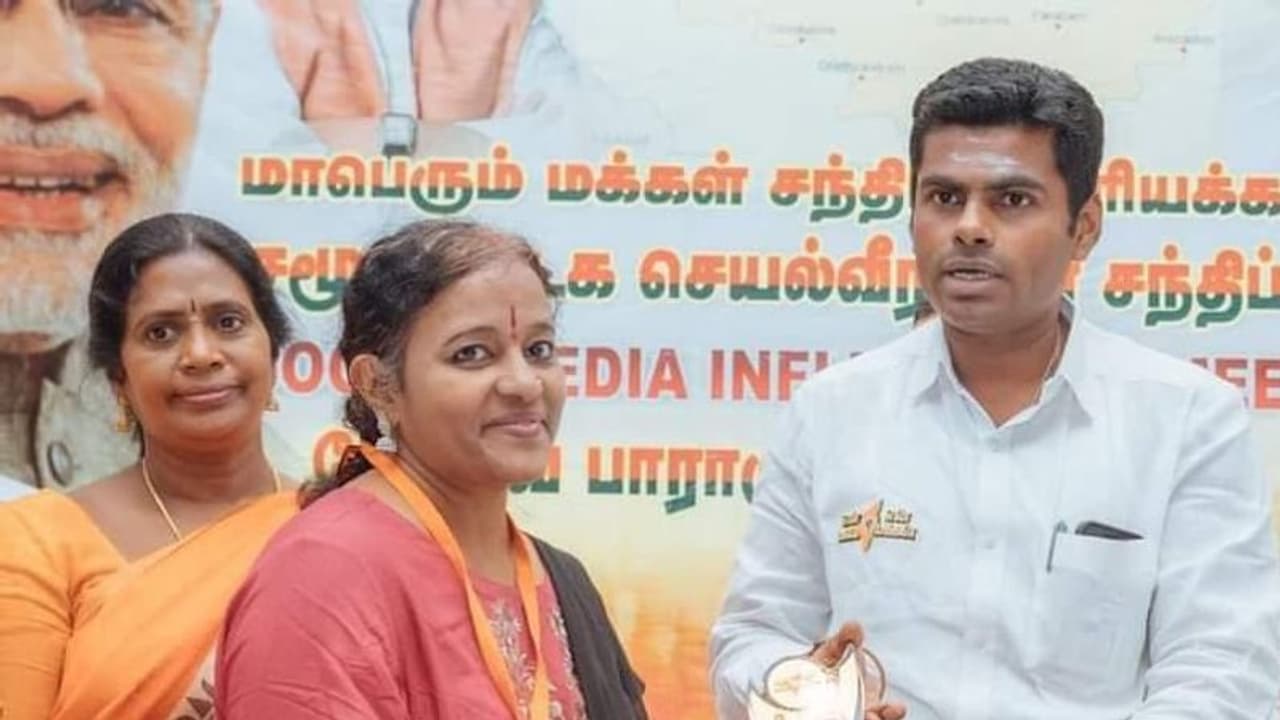 நேற்று அண்ணாமலை கைகளால் விருது; இன்று அரசால் விலங்கு உமா கார்க்கிக்காக குரல் கொடுக்கும் பாஜக நேற்று அண்ணாமலை கைகளால் விருது; இன்று அரசால் விலங்கு உமா கார்க்கிக்காக குரல் கொடுக்கும் பாஜக